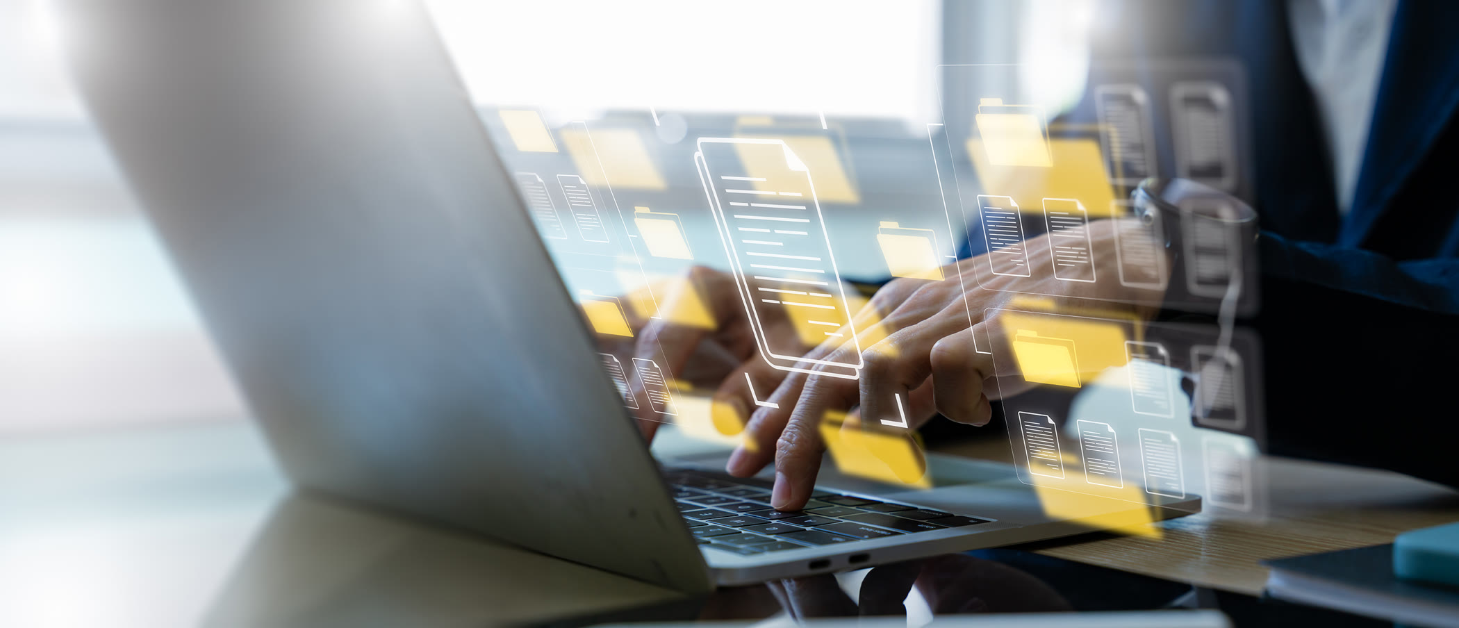 Computer portatile con icone di documenti digitali in primo piano