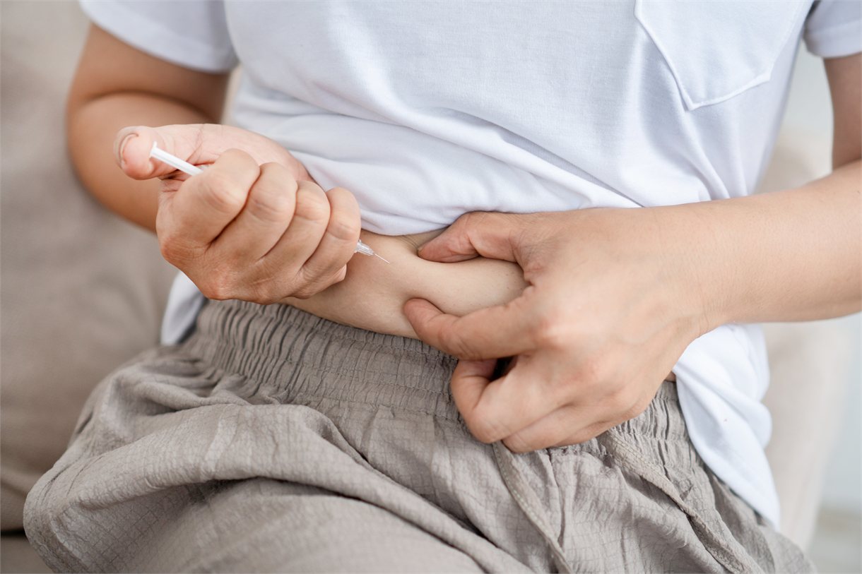 Persona adulta che si fa un’iniezione di insulina sull’addome