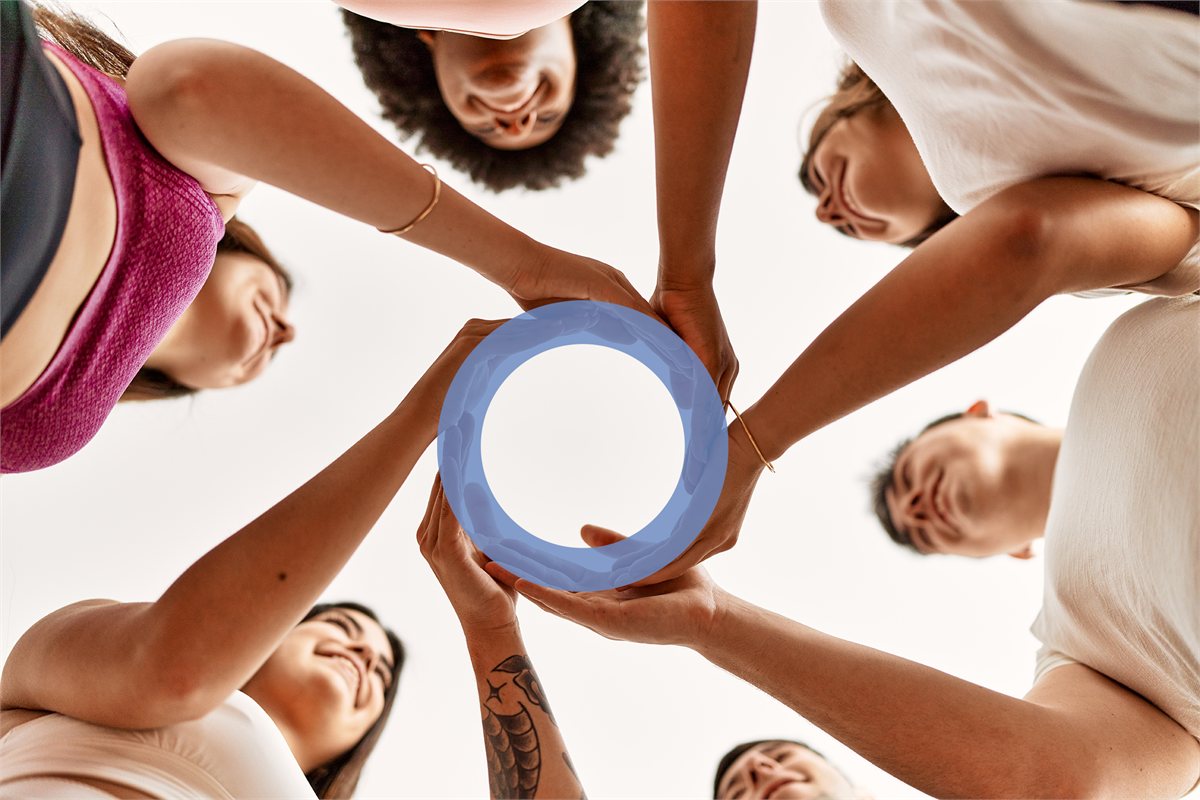 Mani di un gruppo di persone che reggono insieme il cerchio blu, simbolo della Giornata mondiale del diabete